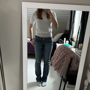 Stickad vit T-shirt storlek S  - Jätte fin stickad T-shirt från zara i nit skick 