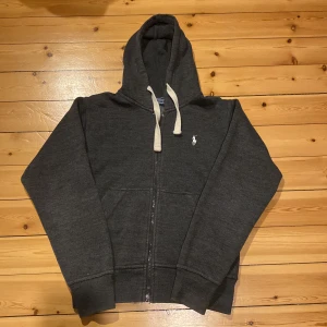 Polo Ralph Lauren zip hoodie  - Gratis frakt. Bra skick. Storlek S. 