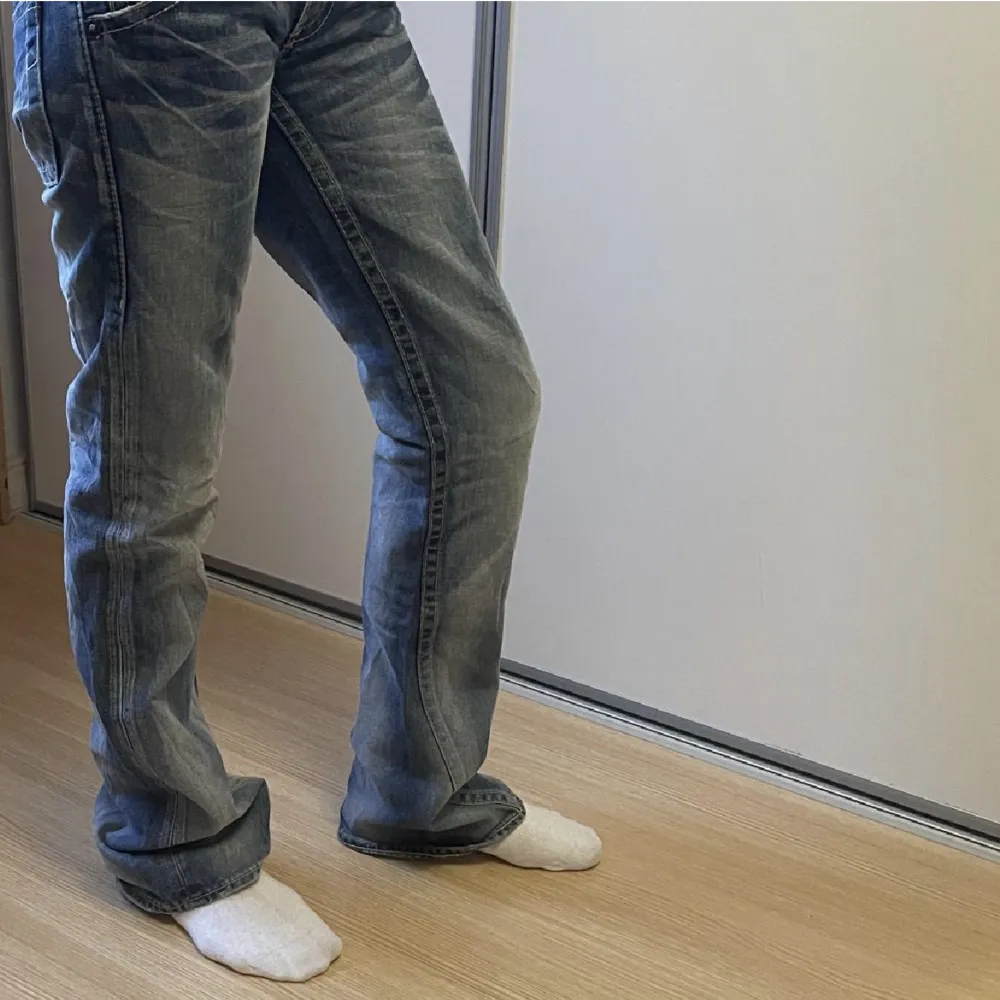Säljer dessa sjukt snygga low waist jeansen från rodeo crowns! Väldigt vintage och säljs inte längre! Storlek 26! Skriv för frågor💕. Jeans & Byxor.