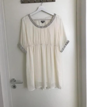 Ny bikbok - Vit med stenar 