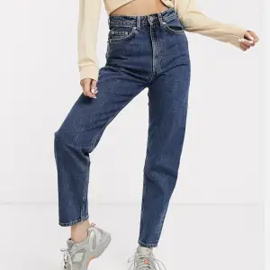 Mom jeans från Weekday i modellen Lash i färgen river blue, perfekt mörk färg om du frågar mig! Storlek 26/30 men mjuka och stretchiga i tyget så passar även lite större än 26.🌷