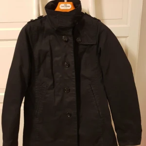 Jacka  - Fin marinblå jacka. 