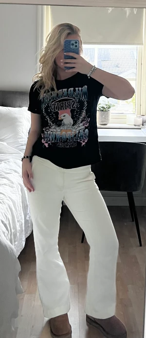 Tshirt med tryck - Cool tshirt från Gina med tryck. Passar perfekt till outfits som man vill spicea till lite.