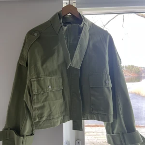 Jag säljer denna  LeGer jacka! Köparen står för frakten❤️ - LeGer by Lena Grecke, storlek 38 färg oliv och i Nyskick 