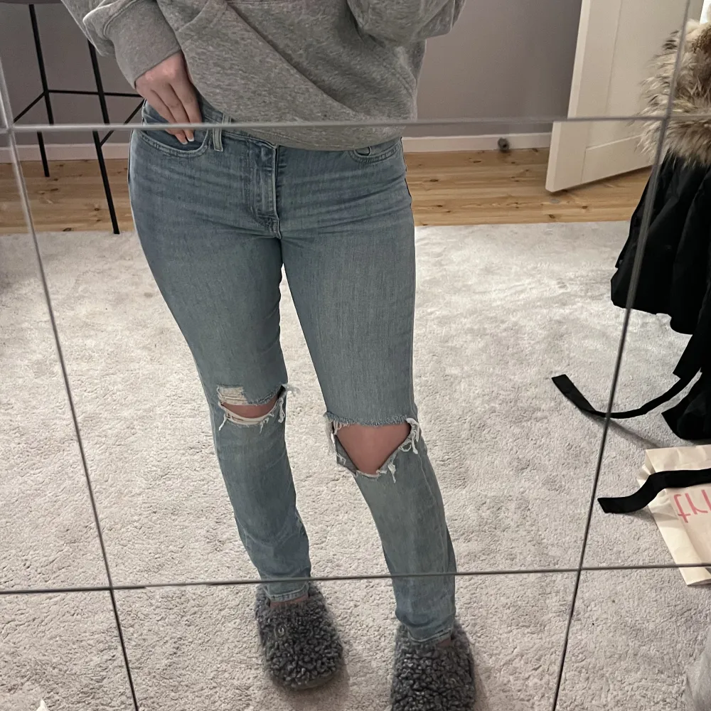 Säljer nu mina fina levis jeans som enbart kommit till andväning 2 gånger då jag ej tyckt modellen passar mig! Modellen heter 724 high rise straight. Jeans & Byxor.