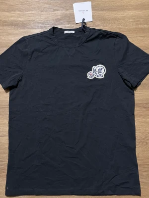 Moncler dubble-patch T-shirt - Dubble-patch moncler T-shirt Skickt: ny Färg: svart Storlek: M Märke: Moncler  Om du har några frågor det är bara att skriva till mig