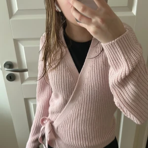 Stickad kofta❣️ - Säljer denna stickade koftan med knyte runt midjan💓Man kan justera hur man vill knyta banden helt själv. Tröjan är från Vero Moda i storlek XS💓Tröjan är bara använd 1 gång. Pris kan diskuteras 