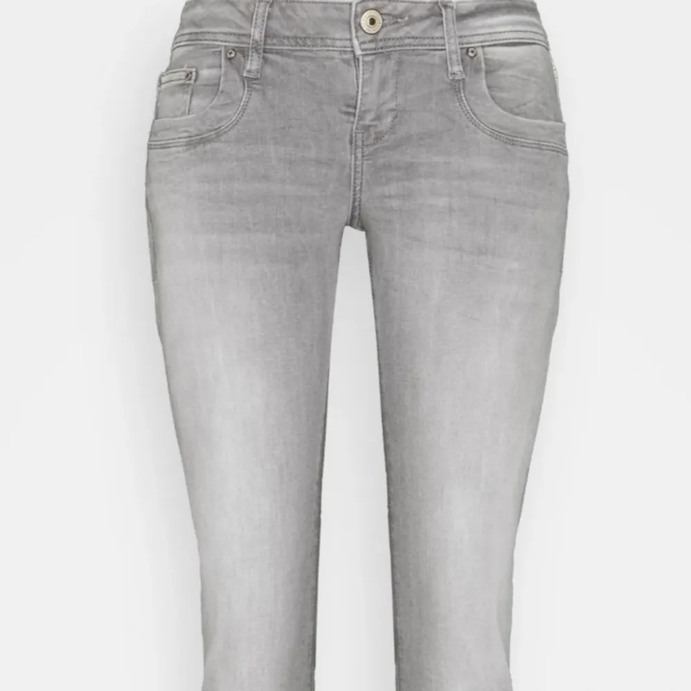 Söker ltb jeansen som heter Valeire i grått och sotlreken 27/34 💞💞 . Jeans & Byxor.