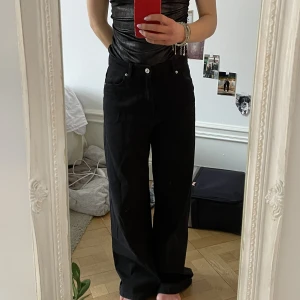 svarta jeans  - svarta jeans snygga 👑