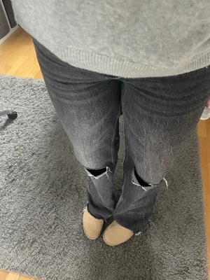 Jeans  - Säljer dessa lågmidjade jeans från zara. Storlek 40 men skulle säga att de är mer som en 38 eller mindre🥰köparen står för frakt 