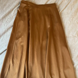 Kjol i koppar - Kjol aldrig använd 