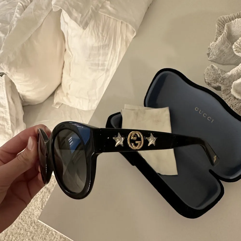 Säljer mina solglasögon från Gucci då dem tyvärr inte kommer till så stor användning längre. Dem är köpta i Dubai 2018 och är sparsamt använda, medföljer glasögonfodral. Nypris 4.300 kr . Accessoarer.