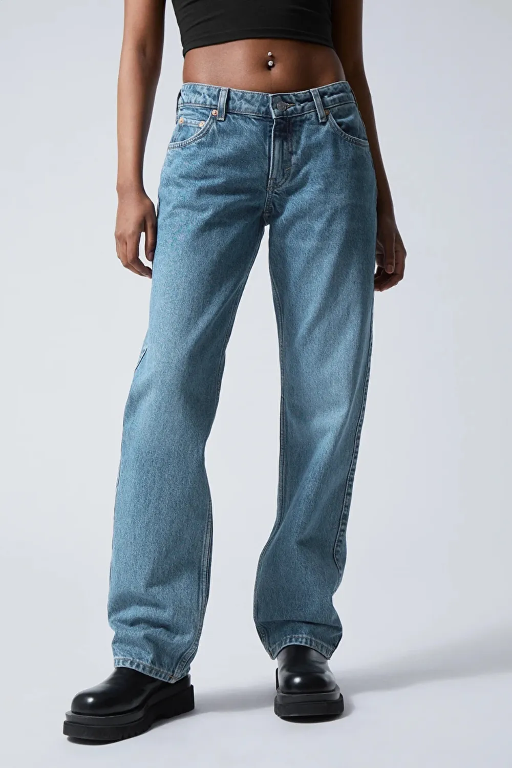 Säljer dessa populära lågmidjade jeans från Weekday. I modellen Arrow low och färgen Harper Blue. Helt oanvända och nyskicka. Nypris 590kr. Jeans & Byxor.