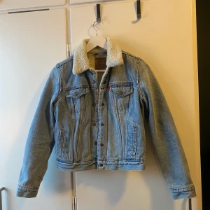 Levis jacka - Levis jacka strl XS. Använd sparsamt 