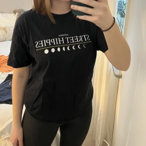 T-shirt  - Säljer denna t-shirt ifrån street hippies i storlek M, från herravdelningen men passar tjejer lika bra, köparen står för frakten 