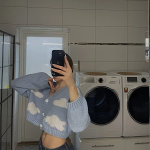 Gullig kofta  - Gullig blå kofta med moln på Super fint skick! Storlek s men skulle funkat på Xs också 