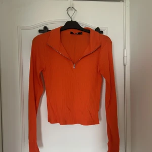 Bikbok tröja  - Skön tröja från vinbok med dragkedja 