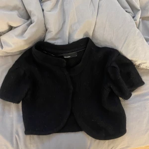 Kofta - Säljer denna söta kortärmade kofta från Vero Moda💕