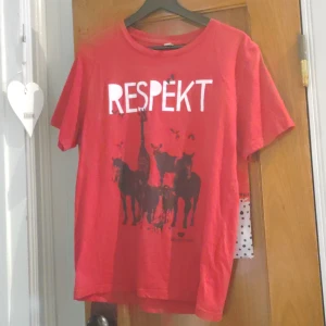 Tshirt - Tshirt respekt djurens rätt. Storlek S men passar mig som är MSparsamt använd. Be om fler bilder om du vill. Frakt utifrån postens priser. samfrakt om möjligt