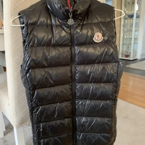Moncler väst - Strl 1, självklart äkta! 