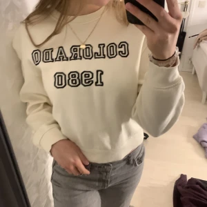 Vit sweatshirt  - superfin sweatshirt från zara🤍 använd endast en gång, pris går att diskuteras, nypris 350
