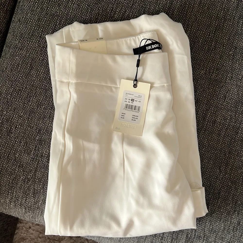 Ett par nya vita ”kostymbyxor” i storlek 38 från BikBok. Som ni ser är de alledes för stora för mig. Prislapp är kvar, nypris 299kr . Jeans & Byxor.