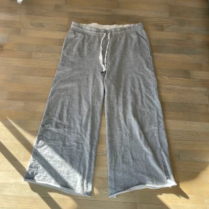 Stora Breda Mjukisbyxor/Loungepants - Vintage Åhlens tror jag? (köptes secondhand) Stora i midjan men snöre finns givetvis, sitter som 36x32 ungefär.