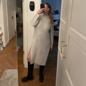 Grå stickad klänning  - Grå stickad klänning i storlek xs men skulle säga att den passar allt från xs-m/l. 