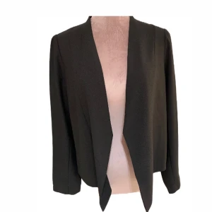 Svart kofta-blus ish  - Svart kofta-blus ish. Kan användas ovanpå någon tröja eller en klänning osv. 