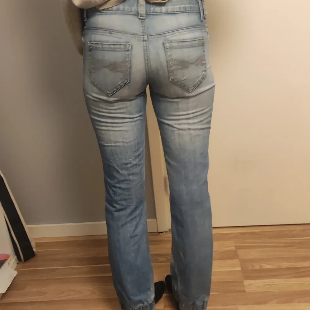Snygga lågmidjade jeans storlek 34 hon på bilden är 1,74 💞. Jeans & Byxor.