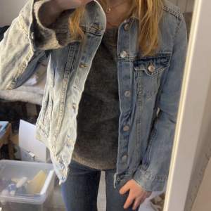 Fin jeansjacka ifrån H&m, knappast använd, inga defekter. Passar både S/Xs  Kontakta vid intresse/frågor💕💕