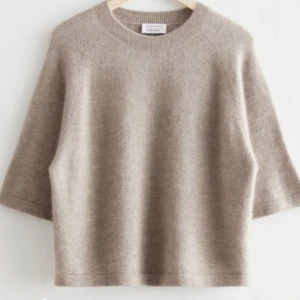 Stickad tshirt  - Intressekoll, frakt ingår inte i priset❤️