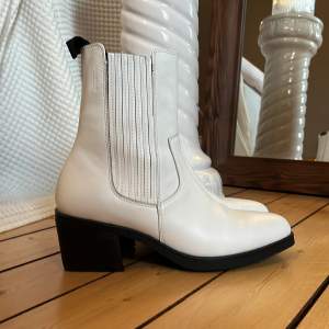 Ett par vita boots i äkta skinn från Vagabond. Aldrig använda. True to size och väldigt bekväma. Nypris är 1399 kr.