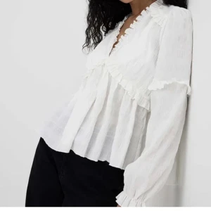 Vit blus  - Köpt från Nakd 💓säljer pga att den är förstor.