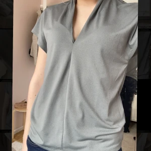 Söta t-shirts  - Jätte fina t-skirtar med v ringning jag har två likadana fast i olika färger båda har samma storlek och jag säljer dom för 80kr styck💕