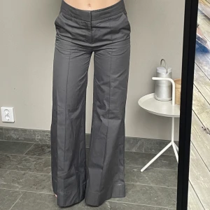 Kostymbyxor från Filippa K i strl S - Mycket fina gråkostymbyxor från Filippa K i strl S, i nyskick. Hör av dig för fler bilder, köparen står för frakten & betalning sker via Swish!!