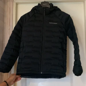 Peak performance din jacka - Endast använd i några veckor. Jättefin skick i strl 150. Frakt tillkommer 66/kr