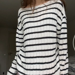 Zara stickad tröja - Sååå fin stickad tröja i gott skick från zara, går att ha åt båda hållen och då är den även jättefin i ryggen!💗köpte för 400kr, finns ej kvar 💕säljer pga jag inte hinner använda den😊TRYCK EJ PÅ KÖP NU
