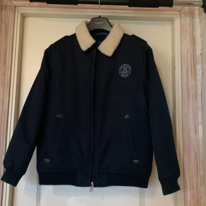 Gant bomber jacka  - En jätte fin höstjacka i strl 158/164 men har man strl xs/s då funkar det också. Frakt kostnader tillkommer 66/kr