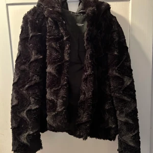 Päls jacka  - Päls jacka med luva, från vero Moda. Storlek L men passar även dig som bär M Den är i mycket gott skick  Hämtas i Eskilstuna eller skickas mot att köpare står för frakten.