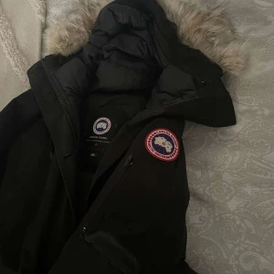 Canada goose jacka - Säljer en äkta Canada goose jacka för dam i storlek M, Priset kan diskuteras vid snabb affär🥰