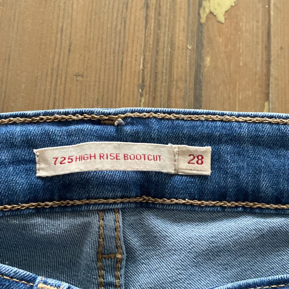 Fina Levis jeans som man kan ha som både high och mid! Köparen står för frakten 💗. Jeans & Byxor.