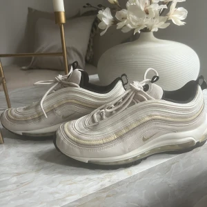 Adidas airmax 97  - Fint skick, storlek 40 dock mer som en 38,5 Väldigt liten i storlek. Jag har normalt sett 38,5 och dessa passar mig.