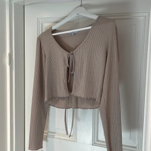 Chiquelle Topp - Beige topp från Chiquelle, storlek M. 70kr+frakt 