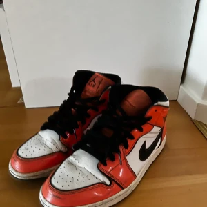 Jordan 1 mid turf orange - Det är ett par helt klart använda Jordan 1 som skulle se helt okej ut med bara en liten tvätt, säljer för jag inte använder längre 
