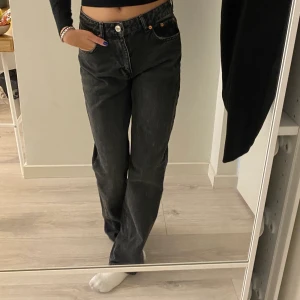 Midwaist jeans - Säljer dessa snygga midwaist jeansen från zara då de är snäppet för stora för mig. Använda fåtal gånger så i mycket bra skick! Hör av er vid frågor eller fler bilder 💕❤️‍🔥 frakten tillkommer
