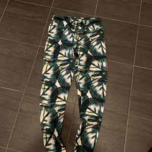 Träningsbyxor  - Träningsbyxor med bladprint från cubus. Använd ett par gånger, bra skick. Köparen står för frakt. 