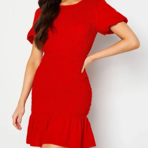 Röd klänning - Jätte fin röd klänning, aldrig använd! I strl 42 men sitter som 40 (M) säljer då jag fick den i present och inte är min stil. Prislapp sitter kvar. Helt ny. Nypris 500