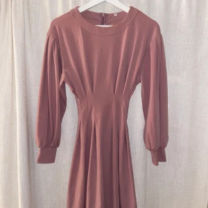 Rosa blus S - Rosa blus med korsettliknande midja och ballongärmar