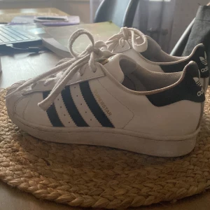 adidas superstar  - adidas superstar i storlek 36. sko o fint skick lite märken på snörena men annars använda fåtal gånger. 